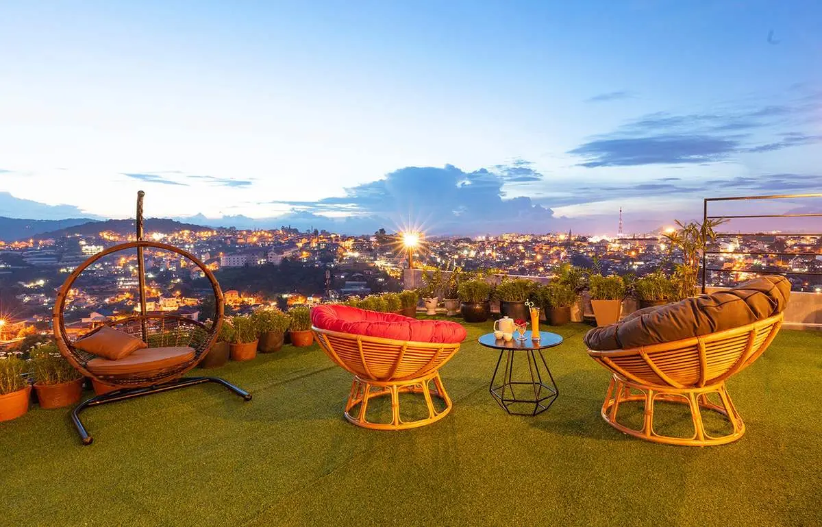 Cả thành phố mộng mơ như thu bé lại bằng một quán Đà Lạt Golf Coffee với view cực xịn