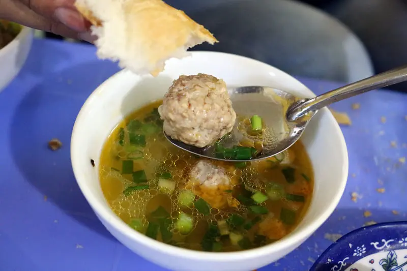 4 qu&aacute;n b&aacute;nh m&igrave; x&iacute;u mại Ho&agrave;ng Diệu ngon nức tiếng, gi&aacute; b&igrave;nh d&acirc;n 4