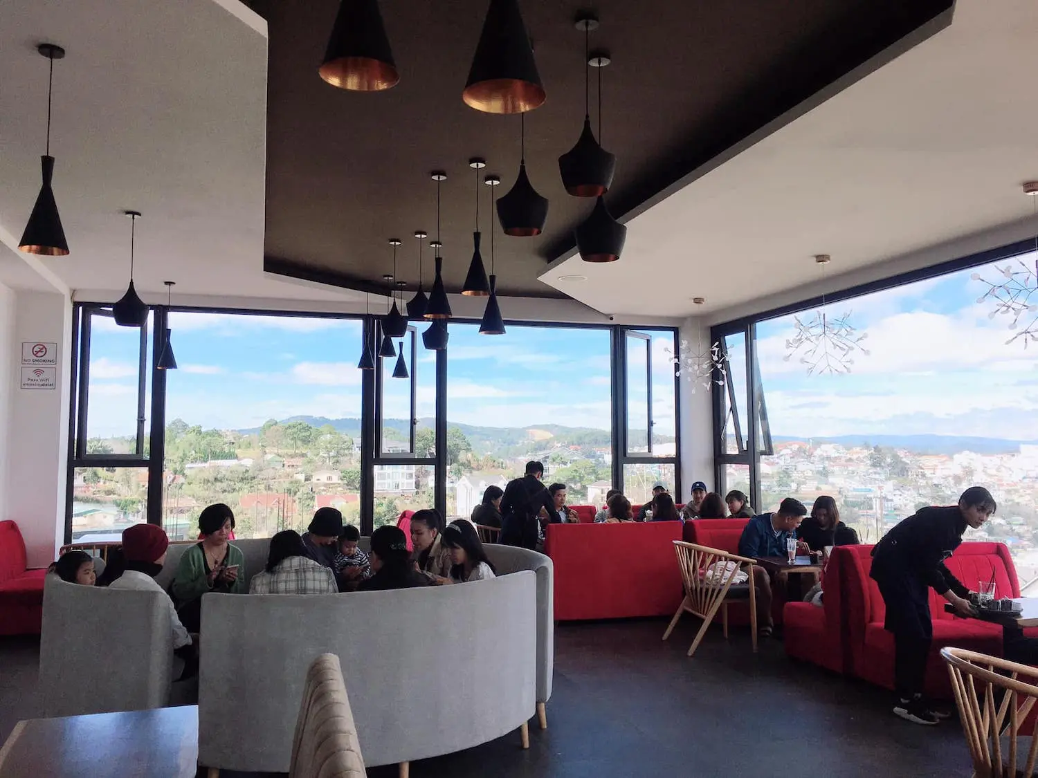 Amazing Coffee Da Lat - Qu&aacute;n c&agrave; ph&ecirc; c&oacute; view ngắm trọn th&agrave;nh phố, tha hồ chill ở Đ&agrave; Lạt 8