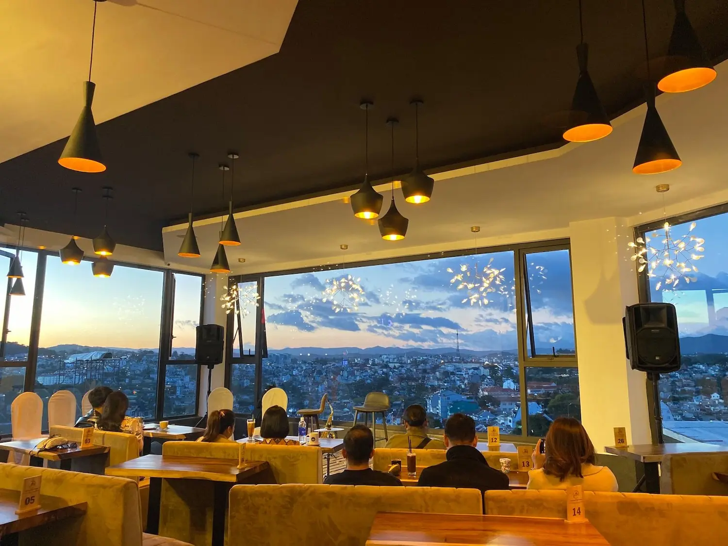 Amazing Coffee Da Lat - Qu&aacute;n c&agrave; ph&ecirc; c&oacute; view ngắm trọn th&agrave;nh phố, tha hồ chill ở Đ&agrave; Lạt 10