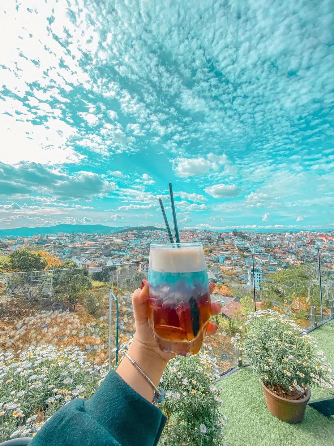 Cả th&agrave;nh phố mộng mơ như thu b&eacute; lại bằng một qu&aacute;n Đ&agrave; Lạt Golf Coffee với view cực xịn 10