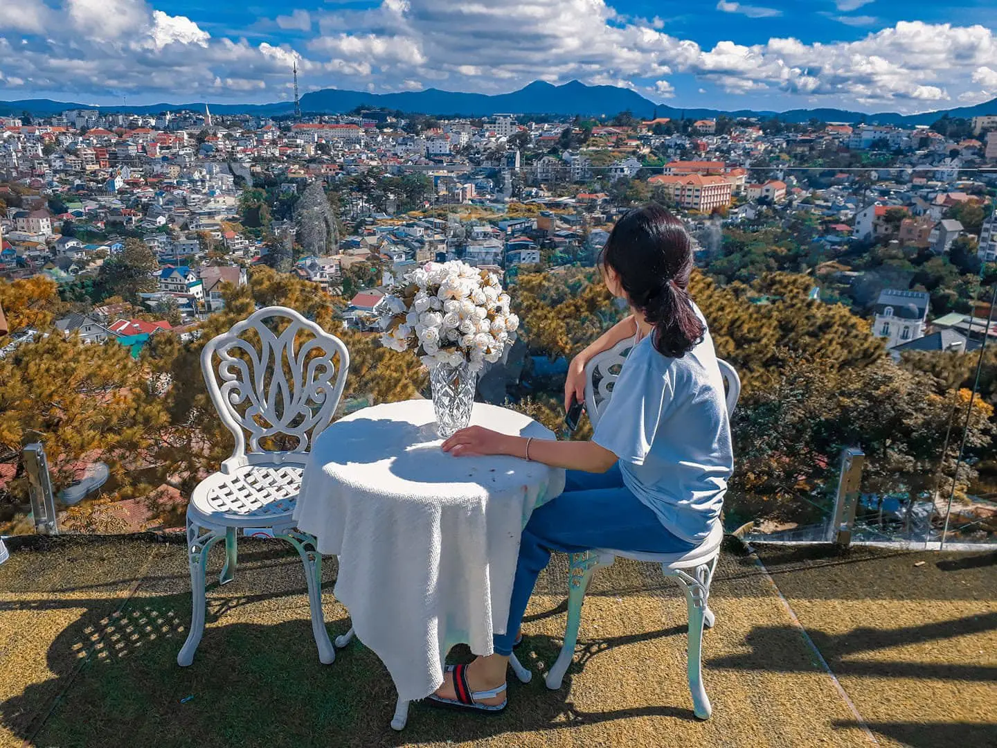 Cả th&agrave;nh phố mộng mơ như thu b&eacute; lại bằng một qu&aacute;n Đ&agrave; Lạt Golf Coffee với view cực xịn 9