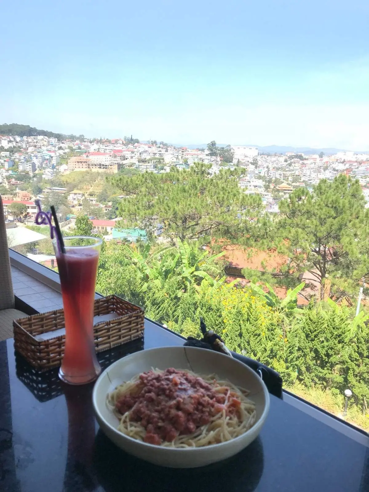 Cả th&agrave;nh phố mộng mơ như thu b&eacute; lại bằng một qu&aacute;n Đ&agrave; Lạt Golf Coffee với view cực xịn 11