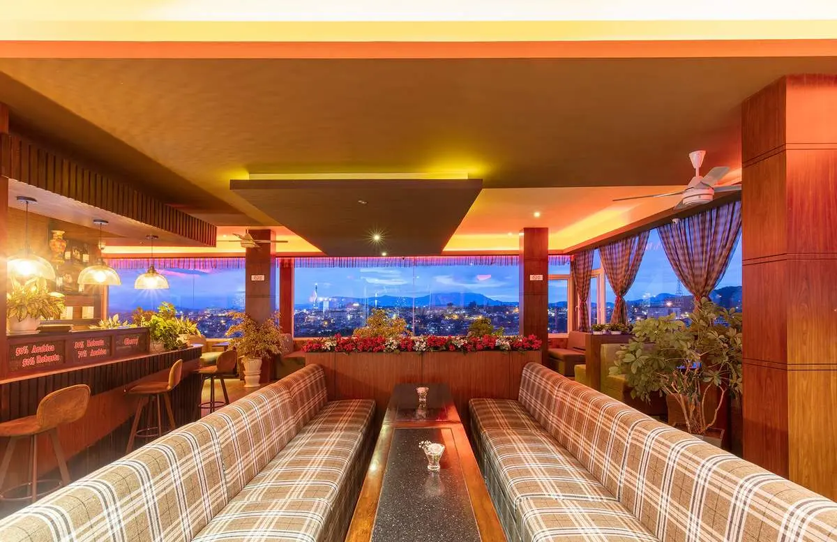 Cả th&agrave;nh phố mộng mơ như thu b&eacute; lại bằng một qu&aacute;n Đ&agrave; Lạt Golf Coffee với view cực xịn 5