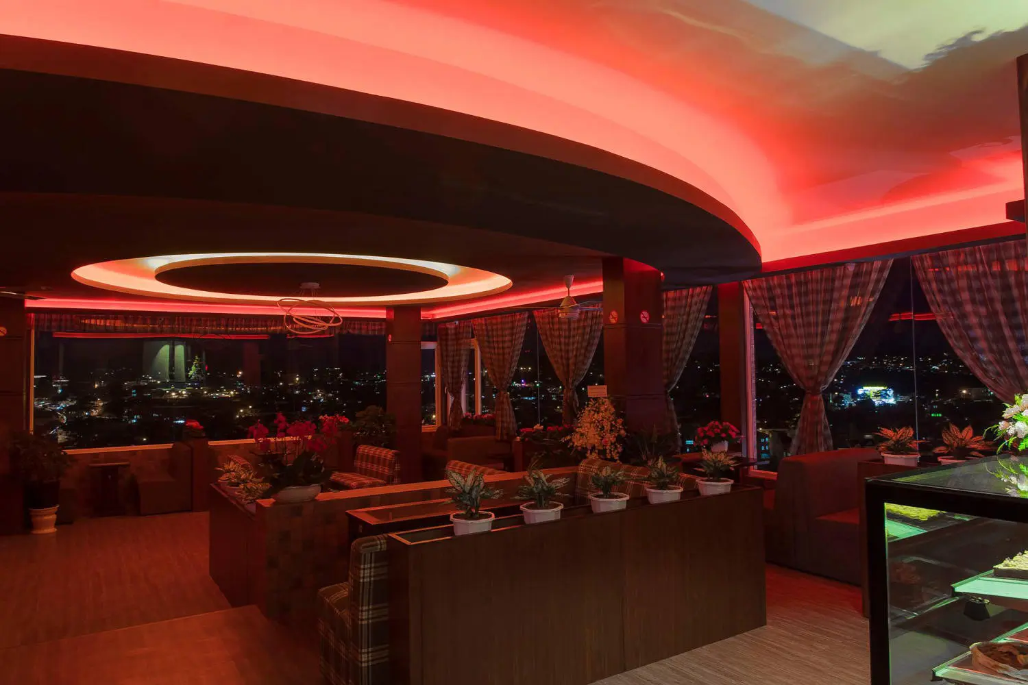 Đ&agrave; Lạt Nights Coffee - Địa điểm ngắm Đ&agrave; Lạt về đ&ecirc;m cực lung linh từ tr&ecirc;n cao 2