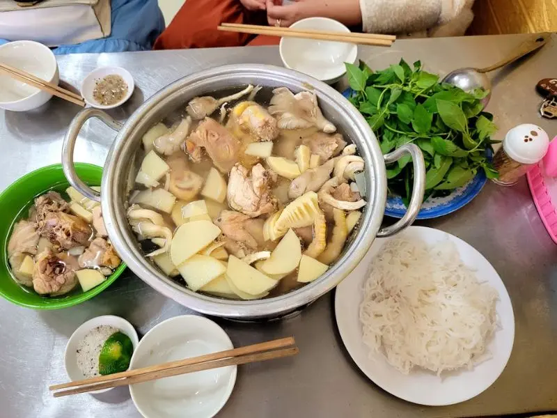Điểm danh 10 quán lẩu gà lá é Đà Lạt nổi tiếng ngon và đáng thử nhất 7