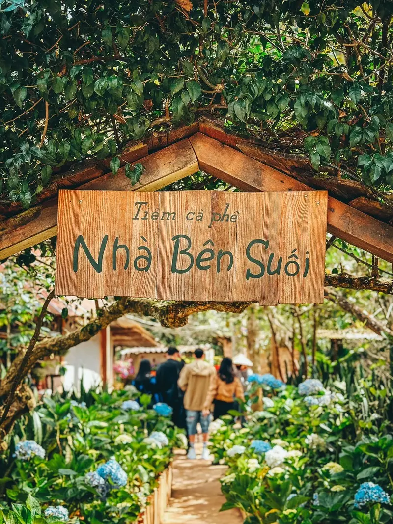 Gh&eacute; đến Tiệm c&agrave; ph&ecirc; Nh&agrave; B&ecirc;n Suối h&ograve;a m&igrave;nh v&agrave;o thi&ecirc;n nhi&ecirc;n 2
