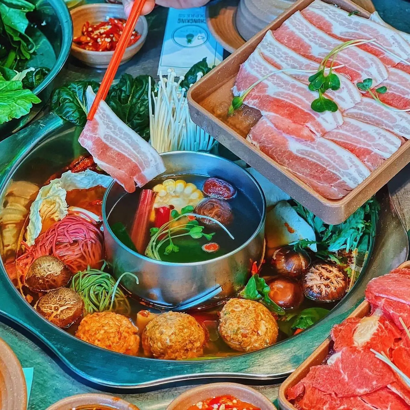 Gh&eacute; nh&agrave; h&agrave;ng Chungking Express thưởng thức một chiếc lẩu Hồng K&ocirc;ng giữa l&ograve;ng Đ&agrave; Lạt 6