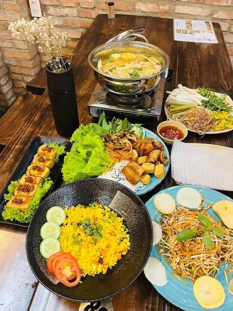 Kh&aacute;m ph&aacute; hương vị của 9 qu&aacute;n chay Đ&agrave; Lạt nổi tiếng gần xa 6