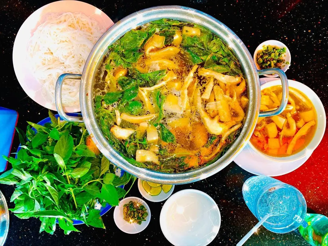 Lẩu g&agrave; l&aacute; &eacute; - Kh&ocirc;ng xuất ph&aacute;t từ Đ&agrave; Lạt nhưng đến th&agrave;nh phố hoa nhất định phải thử, ngộ hen? 4