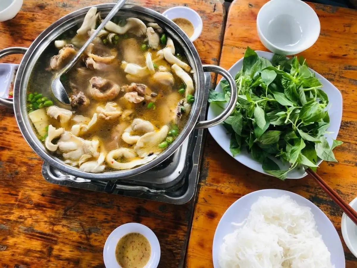 Lẩu g&agrave; l&aacute; &eacute; - Kh&ocirc;ng xuất ph&aacute;t từ Đ&agrave; Lạt nhưng đến th&agrave;nh phố hoa nhất định phải thử, ngộ hen? 2