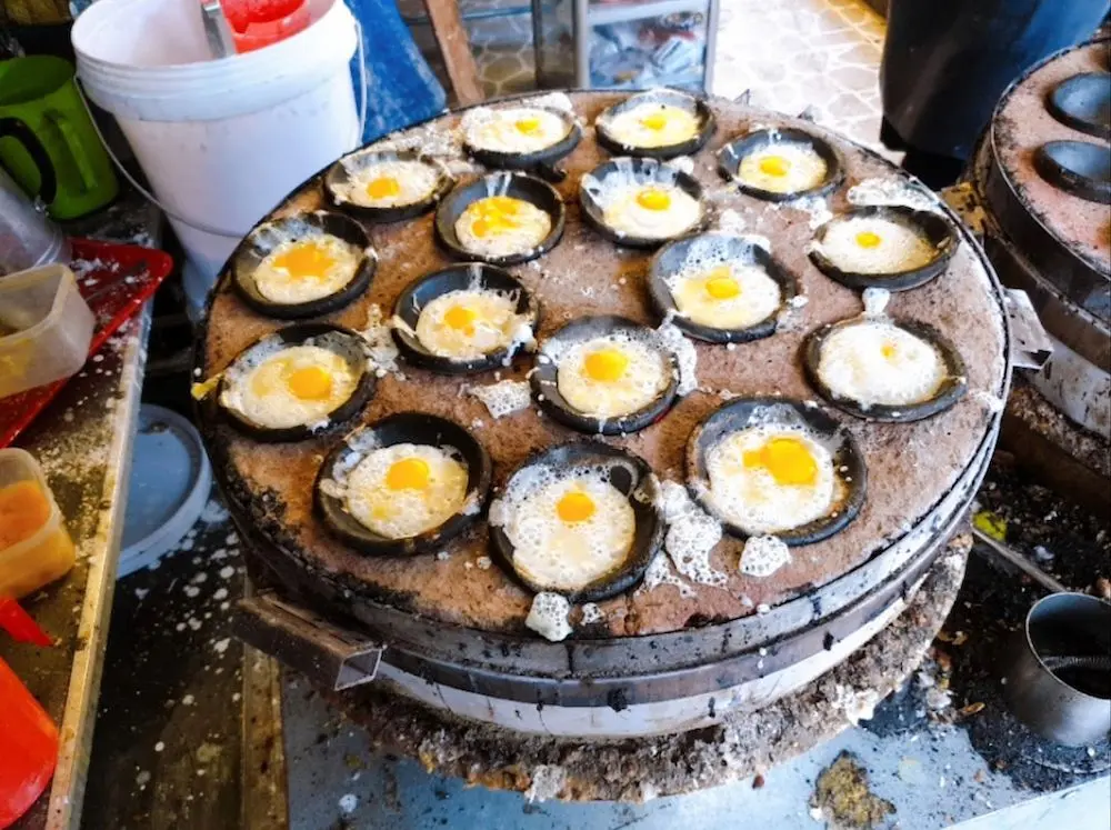 Qu&aacute;n b&aacute;nh căn Nh&agrave; Chung &ndash; Chỉ c&oacute; trứng v&agrave; bột nh&uacute;ng nước mắm nhưng lại cuốn h&uacute;t lạ kỳ 6