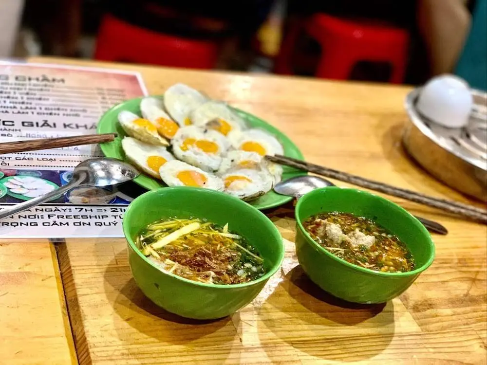 Qu&aacute;n b&aacute;nh căn Nh&agrave; Chung &ndash; Chỉ c&oacute; trứng v&agrave; bột nh&uacute;ng nước mắm nhưng lại cuốn h&uacute;t lạ kỳ 2