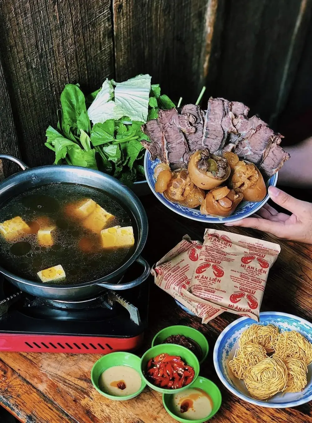 Qu&aacute;n lẩu b&ograve; Ba Toa Nh&agrave; Gỗ nức tiếng Đ&agrave; Lạt 2