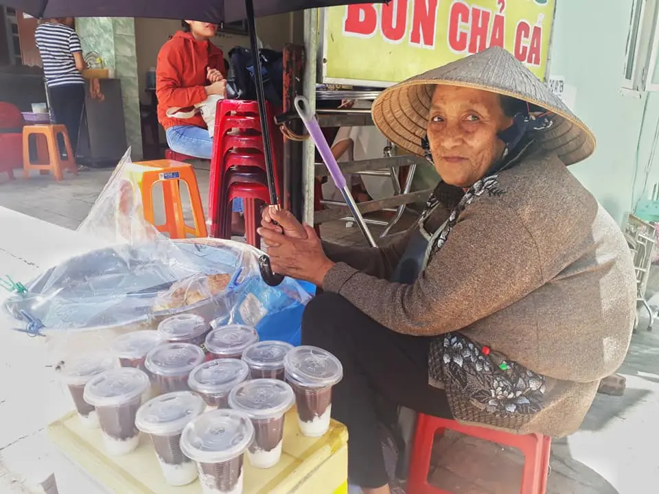 Qu&aacute;n sữa chua nếp cẩm vỉa h&egrave; 10k &ndash; Sữa chua nếp cẩm thương hiệu b&agrave; cụ si&ecirc;u ngon si&ecirc;u rẻ tại Đ&agrave; Lạt 3