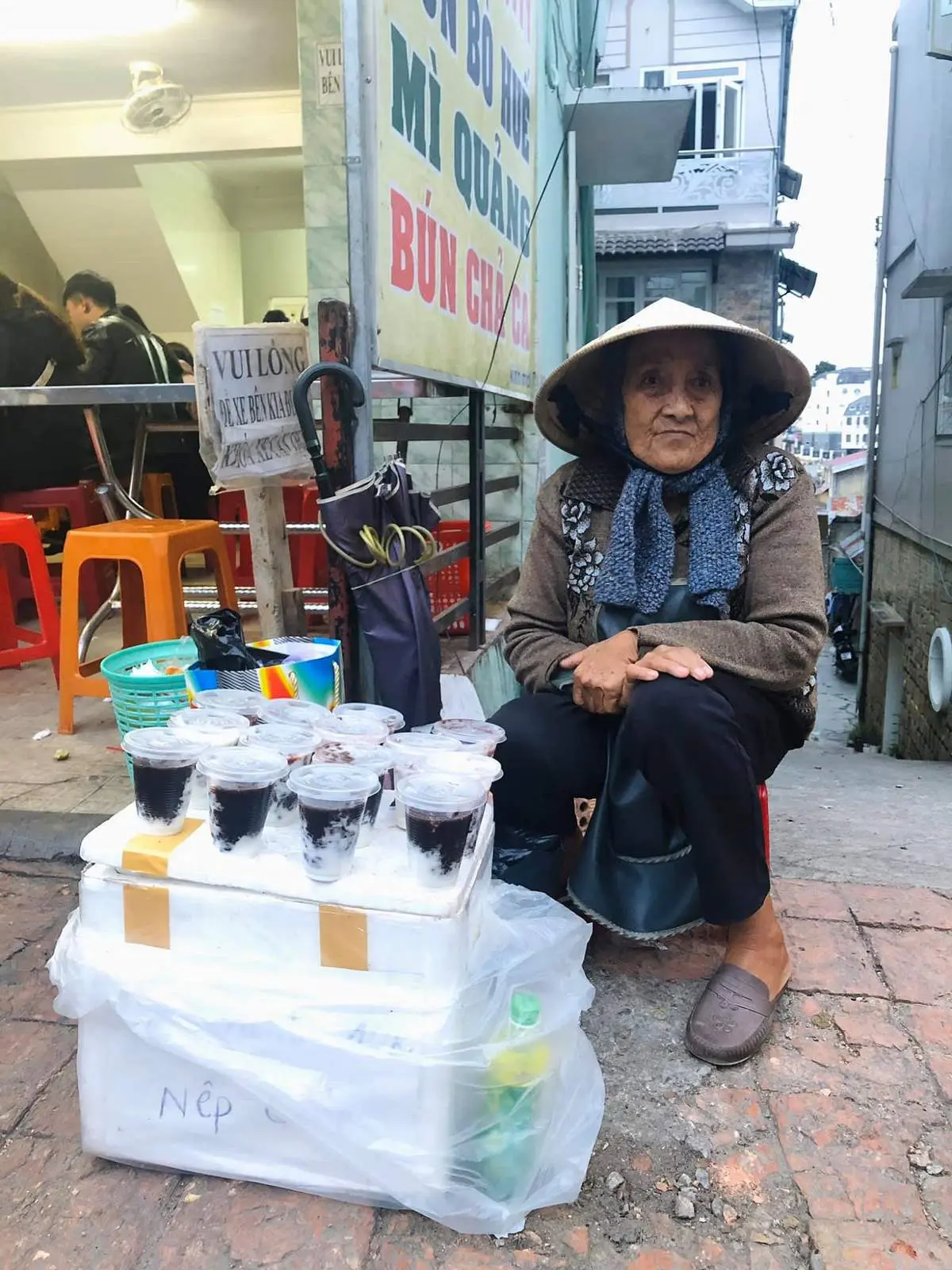 Qu&aacute;n sữa chua nếp cẩm vỉa h&egrave; 10k &ndash; Sữa chua nếp cẩm thương hiệu b&agrave; cụ si&ecirc;u ngon si&ecirc;u rẻ tại Đ&agrave; Lạt 8