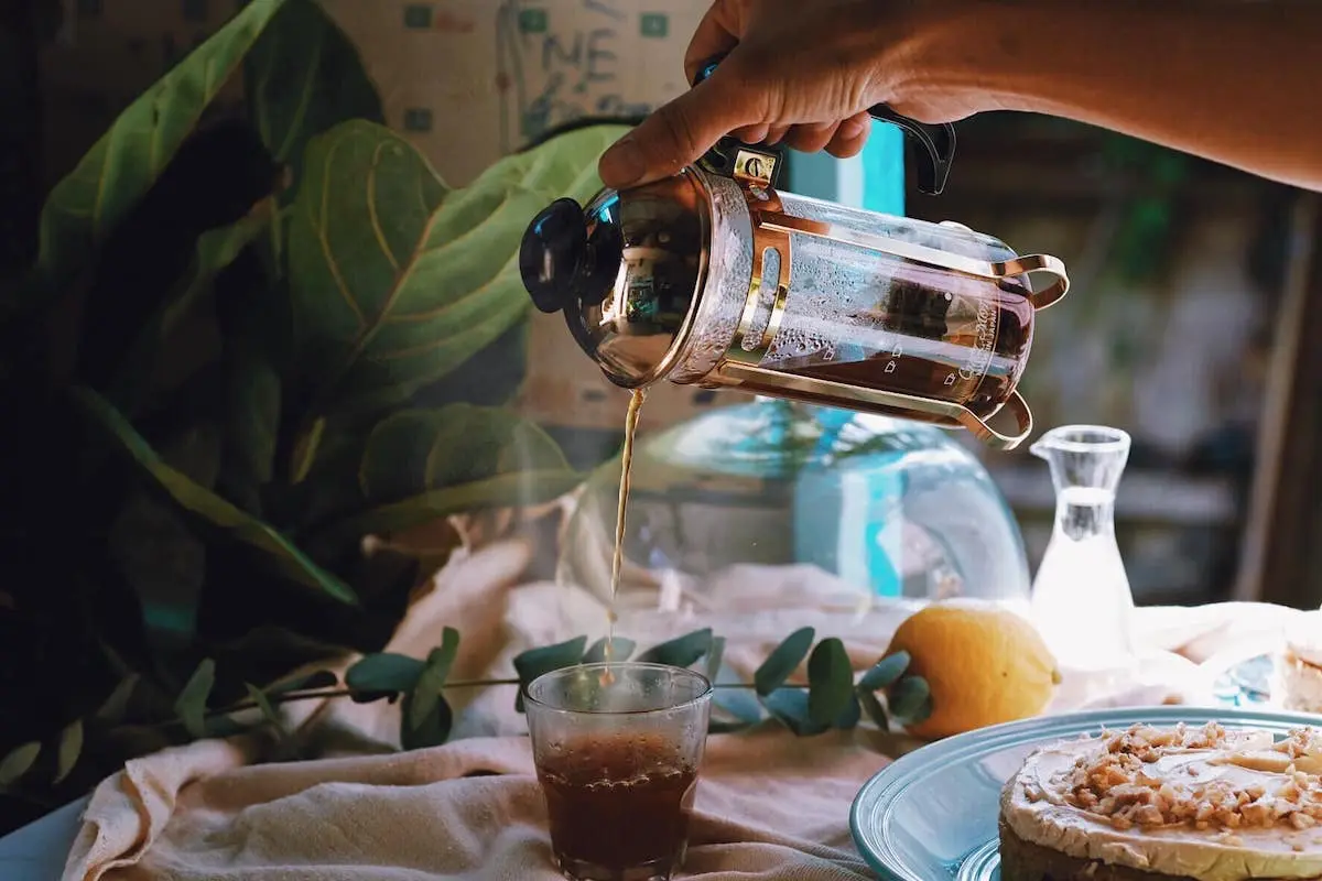 Thưởng thức c&agrave; ph&ecirc; rang xay b&igrave;nh d&acirc;n tại S Coffee Roastery 4