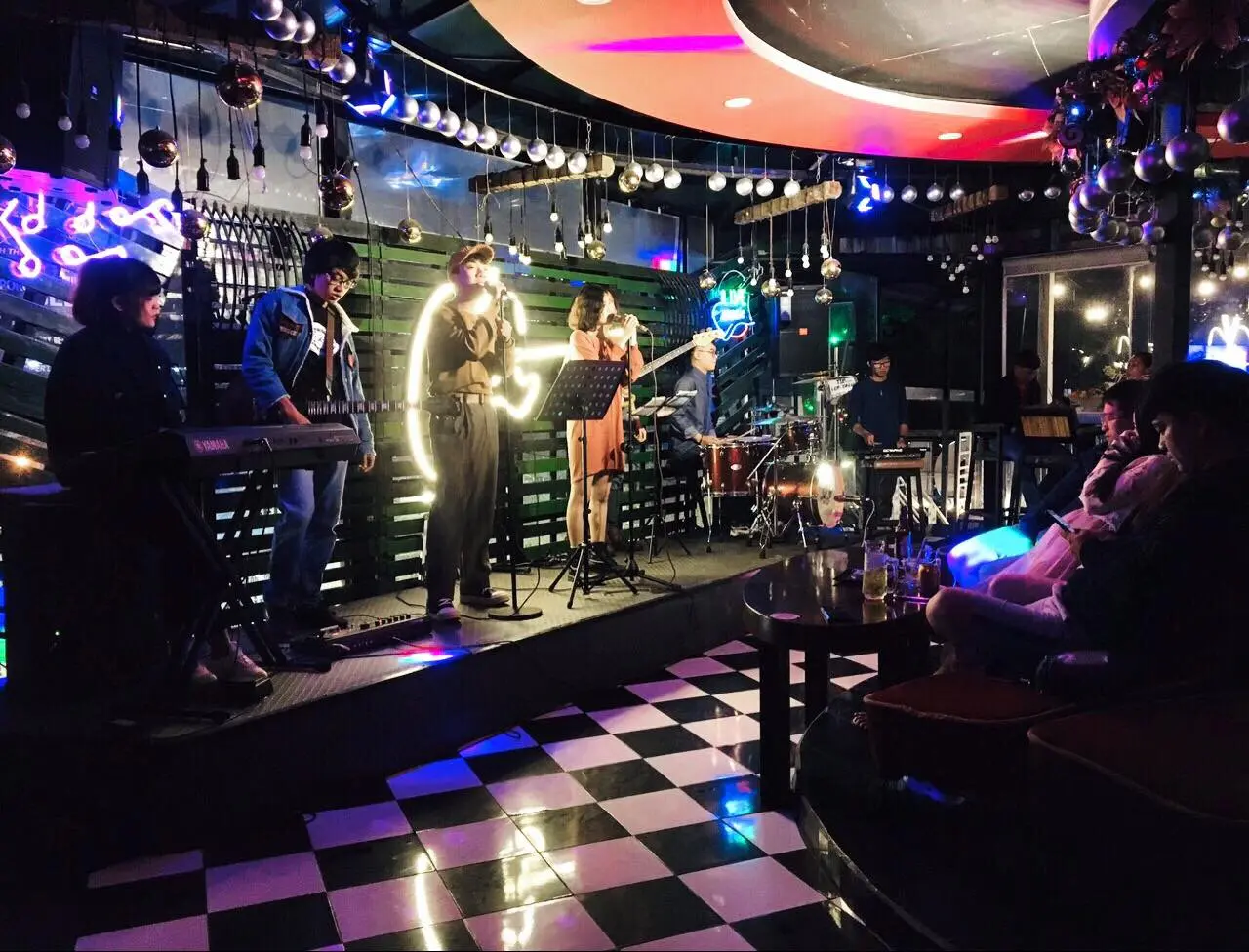 Top 6 qu&aacute;n bar Đ&agrave; Lạt gi&aacute; si&ecirc;u ưu đ&atilde;i chỉ từ 50.000 VNĐ 15