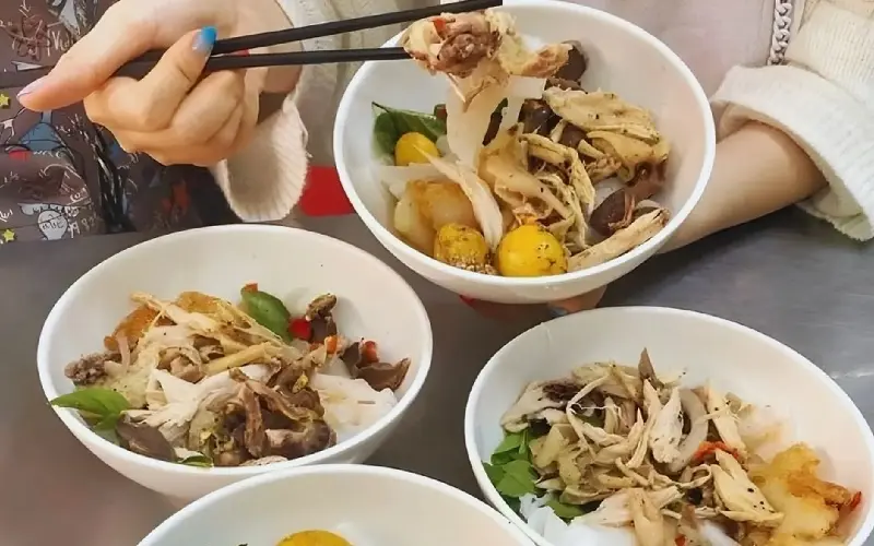 Top 8 qu&aacute;n b&aacute;nh ướt l&ograve;ng g&agrave; Đ&agrave; Lạt ngon, đ&ocirc;ng kh&aacute;ch nhất 5