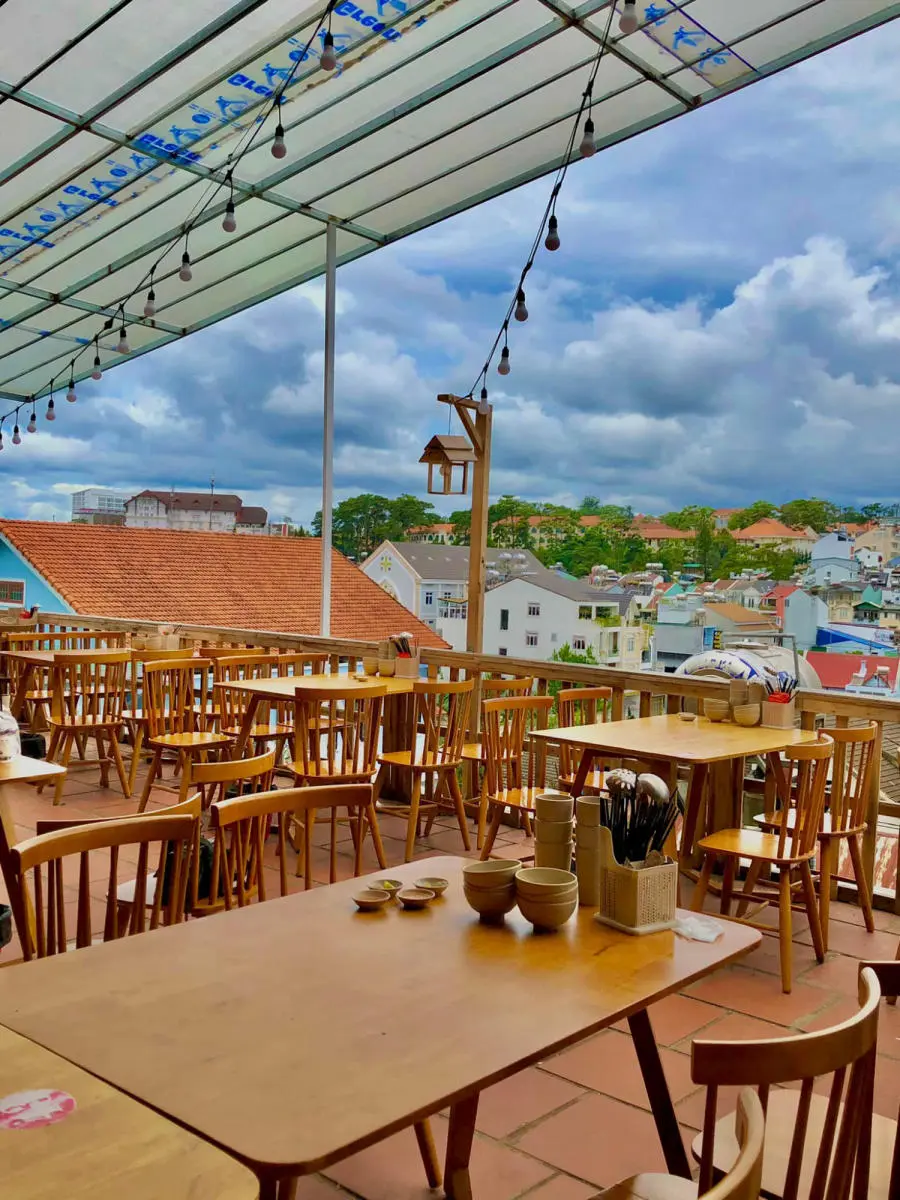 Trải nghiệm G&agrave; đập lu Hương Qu&aacute;n độc đ&aacute;o chốn phố n&uacute;i Đ&agrave; Lạt 2