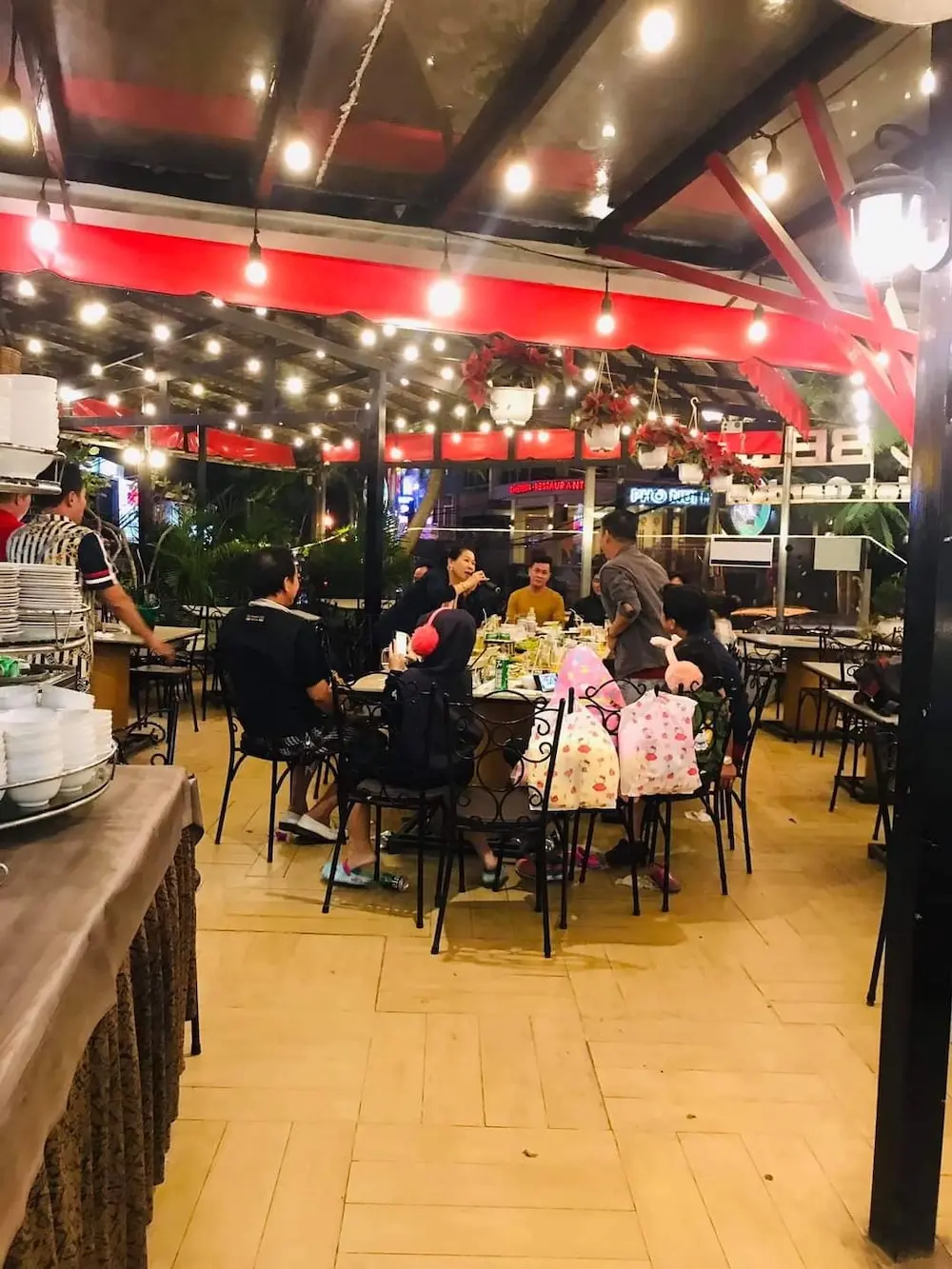 &Uacute;m ba la mở ra danh s&aacute;ch c&aacute;c qu&aacute;n buffet ngon tại Đ&agrave; Lạt m&agrave; du kh&aacute;ch n&ecirc;n nằm l&ograve;ng 10