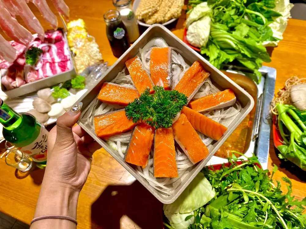 &Uacute;m ba la mở ra danh s&aacute;ch c&aacute;c qu&aacute;n buffet ngon tại Đ&agrave; Lạt m&agrave; du kh&aacute;ch n&ecirc;n nằm l&ograve;ng 13