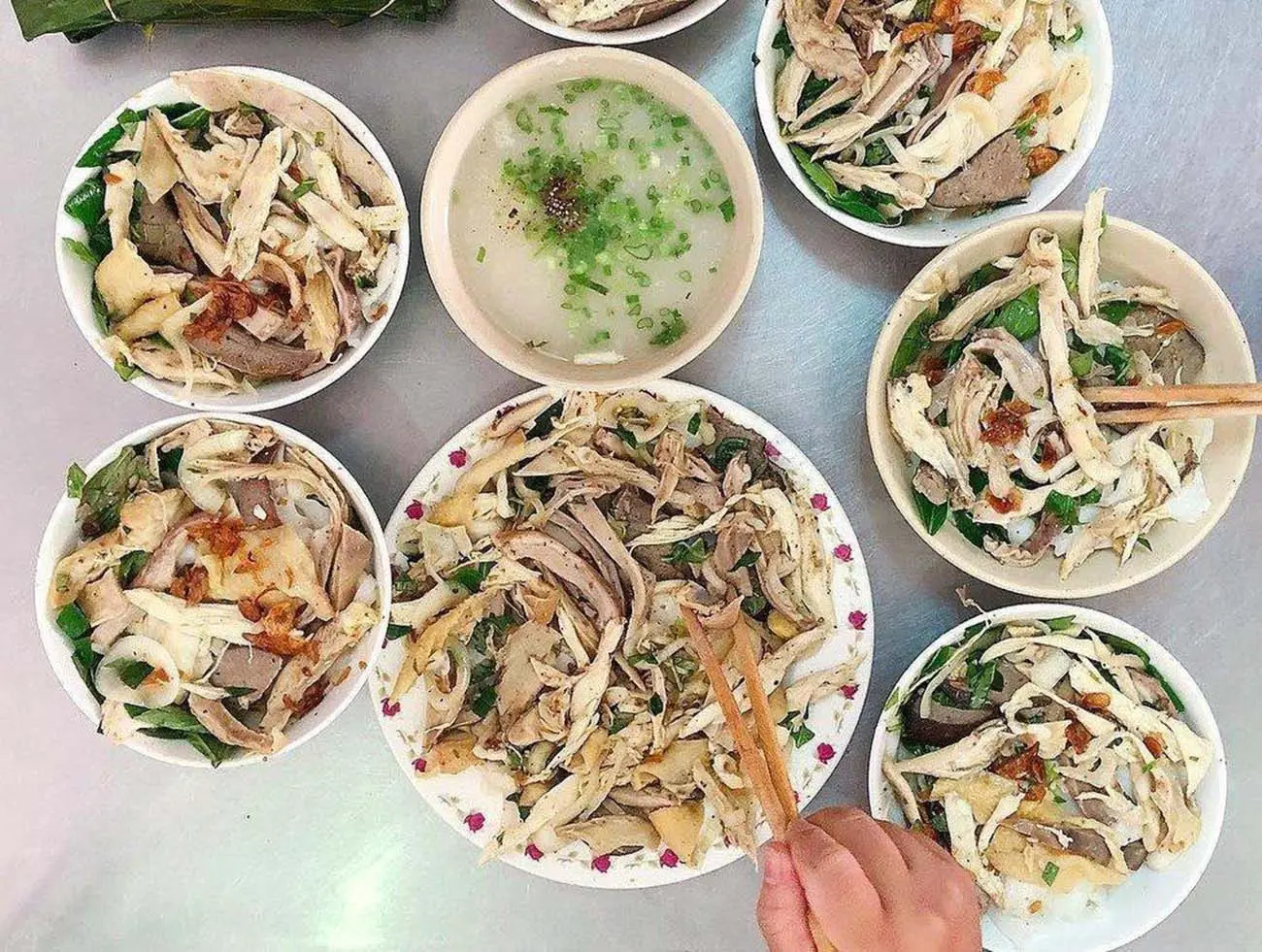 Lên Đà Lạt là phải dậy sớm ăn bánh ướt lòng gà chứ đừng ngủ nướng nữa bạn ơi!