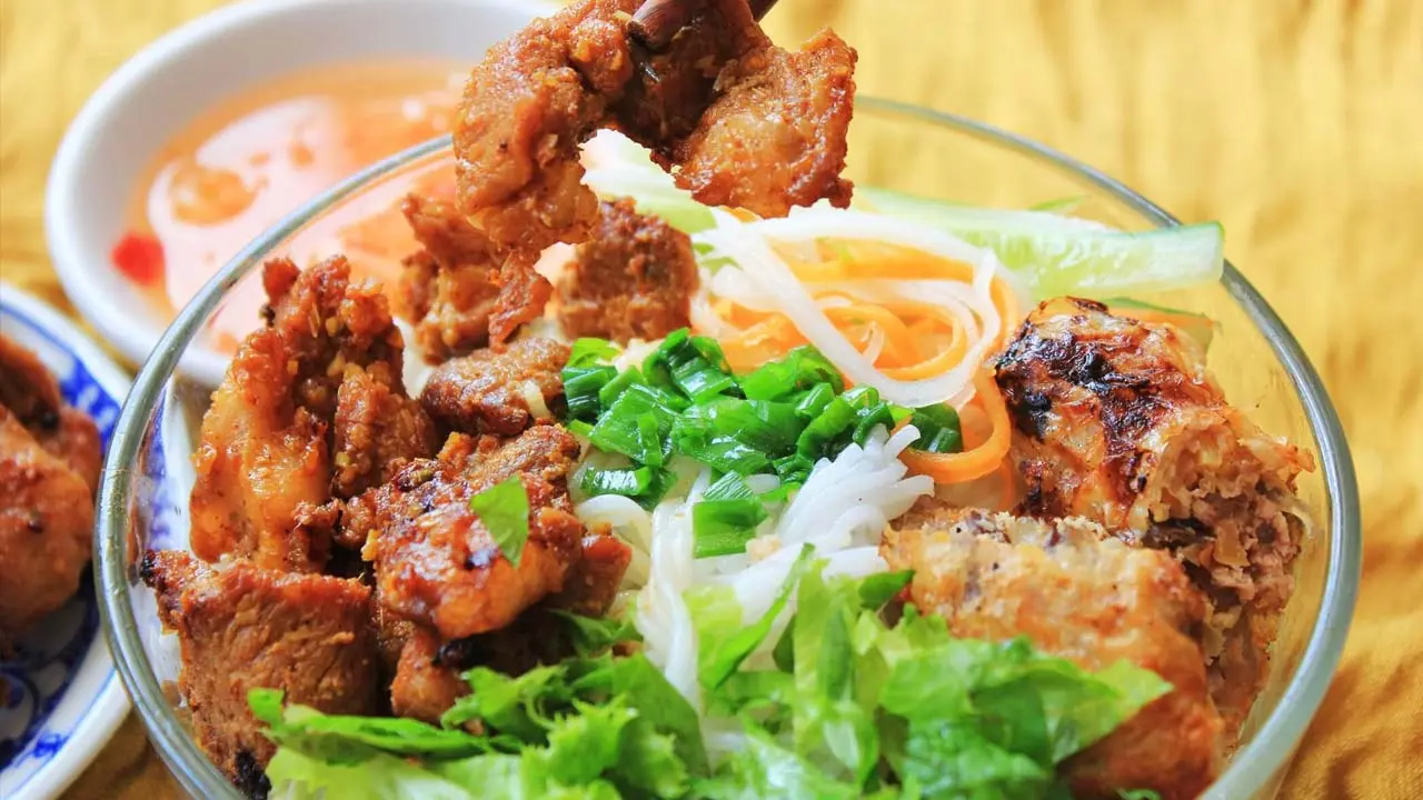 Mách bạn địa chỉ các quán bún thịt nướng ở Đà Lạt ngon bổ rẻ