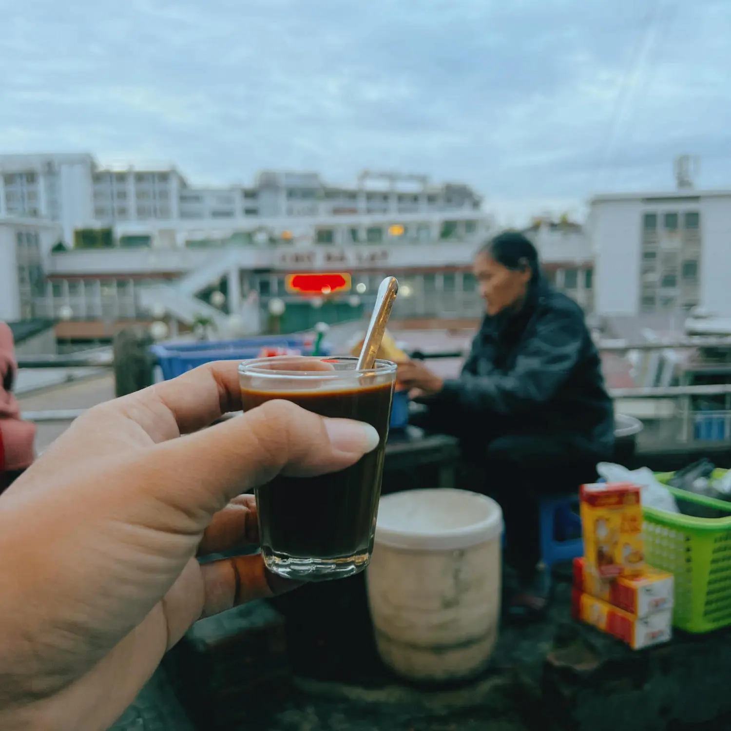 Buổi s&aacute;ng ở chợ Đ&agrave; Lạt thưởng thức c&agrave; ph&ecirc;, ngắm nh&igrave;n phố phường ngủ say 8