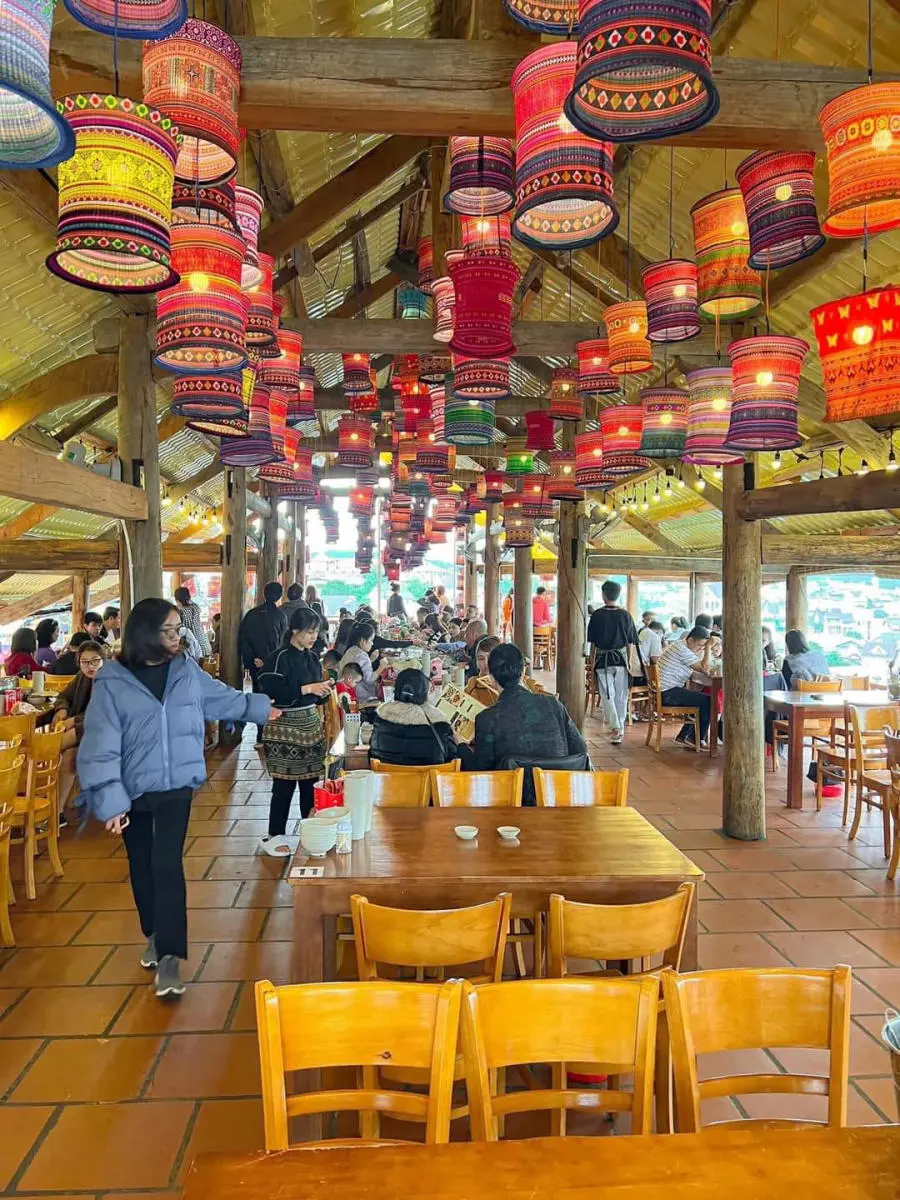 H&ograve;a m&igrave;nh v&agrave;o Chợ Phi&ecirc;n Qu&aacute;n mang đậm phong c&aacute;ch v&ugrave;ng cao T&acirc;y Bắc 4