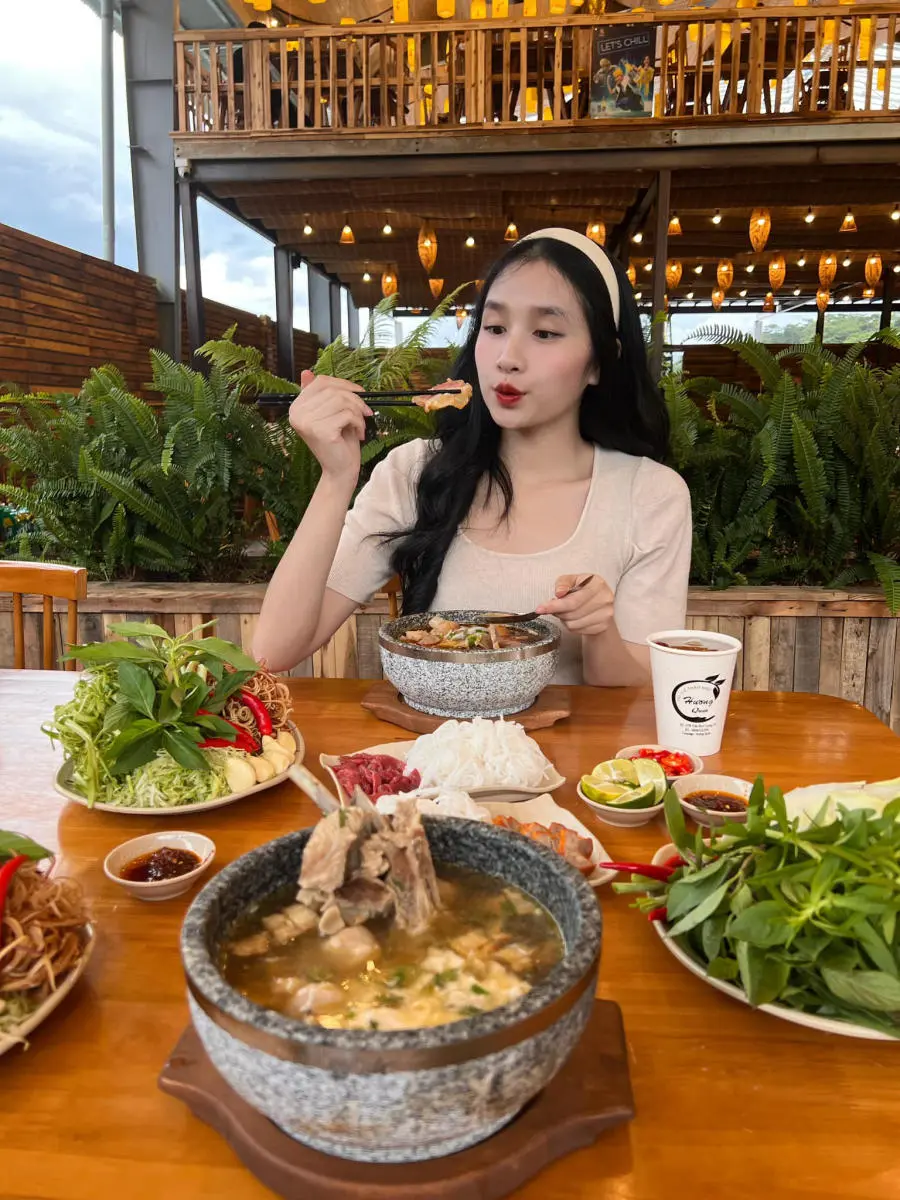 Thưởng thức B&uacute;n b&ograve; thố đ&aacute; Đ&agrave; Lạt mới toanh tại Hương Qu&aacute;n 2