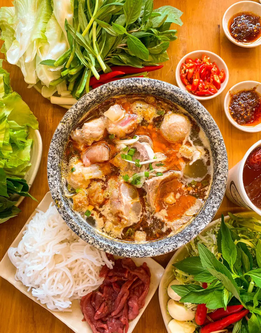 Thưởng thức B&uacute;n b&ograve; thố đ&aacute; Đ&agrave; Lạt mới toanh tại Hương Qu&aacute;n 4