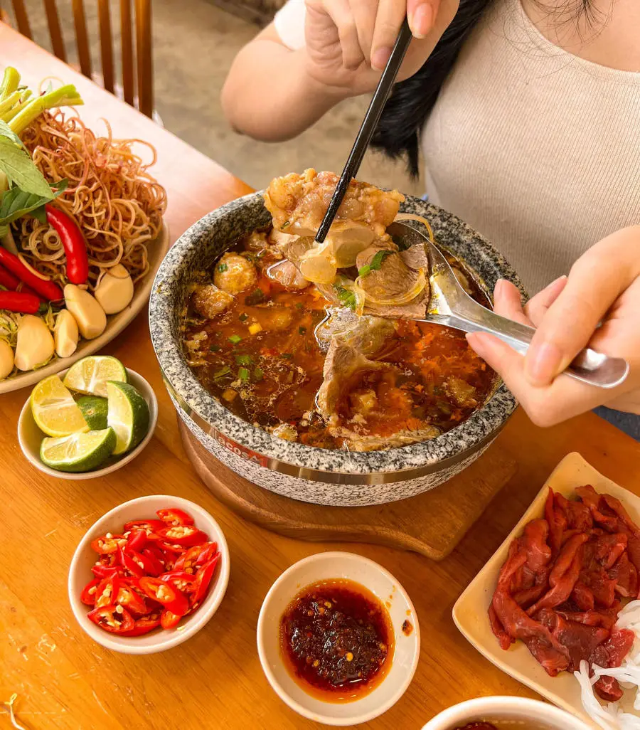 Thưởng thức B&uacute;n b&ograve; thố đ&aacute; Đ&agrave; Lạt mới toanh tại Hương Qu&aacute;n 7