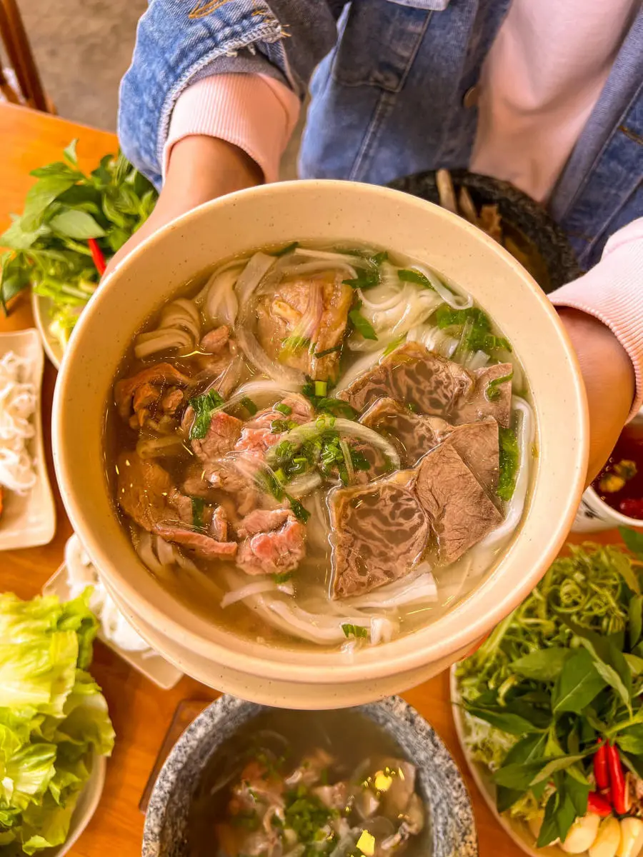 Thưởng thức B&uacute;n b&ograve; thố đ&aacute; Đ&agrave; Lạt mới toanh tại Hương Qu&aacute;n 6