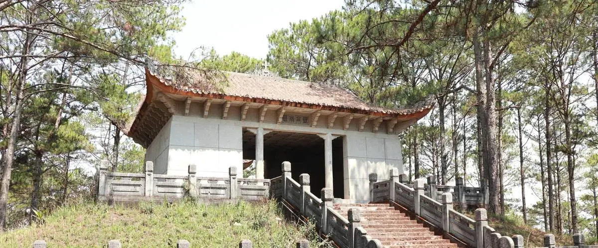 Lăng mộ Quận công Nguyễn Hữu Hào, kiến trúc cổ kính tại Đà Lạt