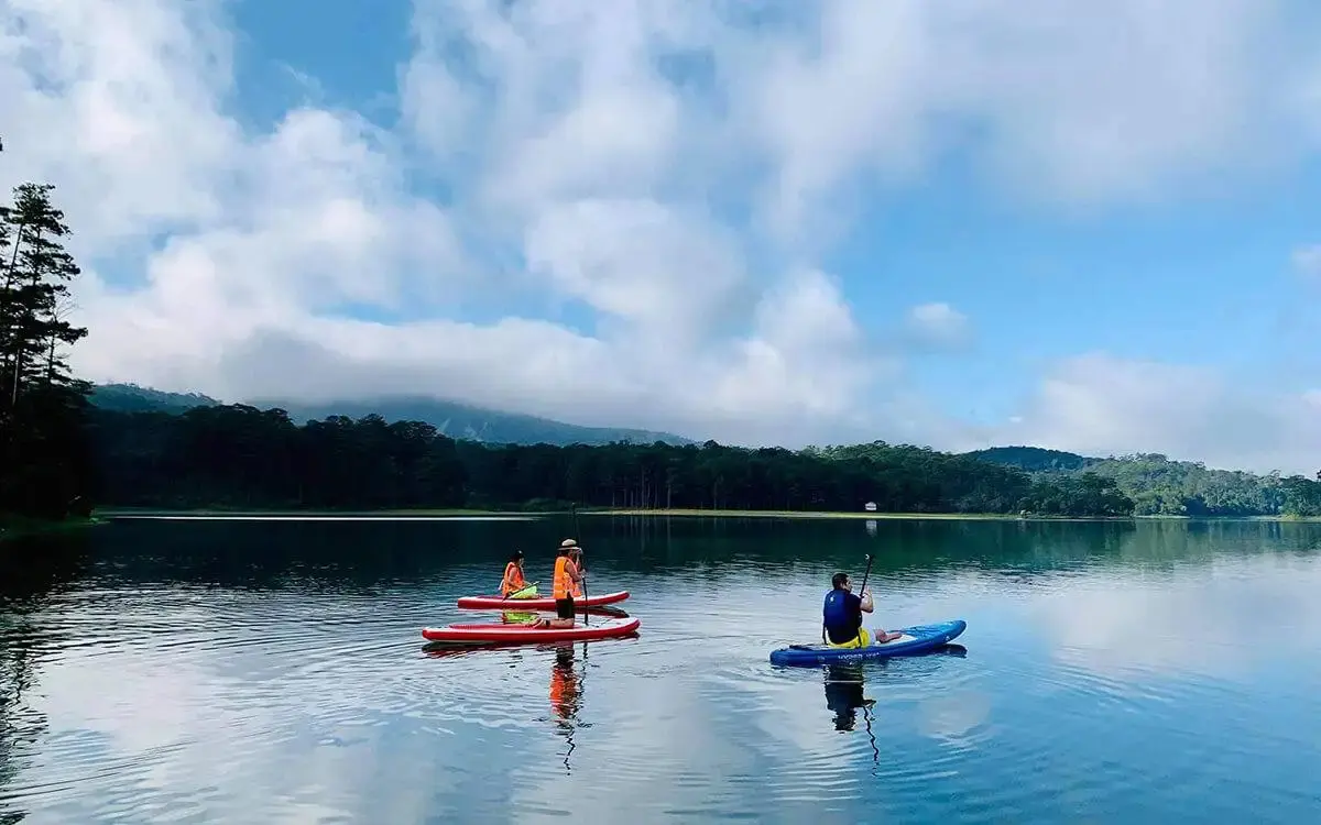 Trải nghiệm Chèo thuyền Kayak trên Hồ Tuyền Lâm có gì thú vị