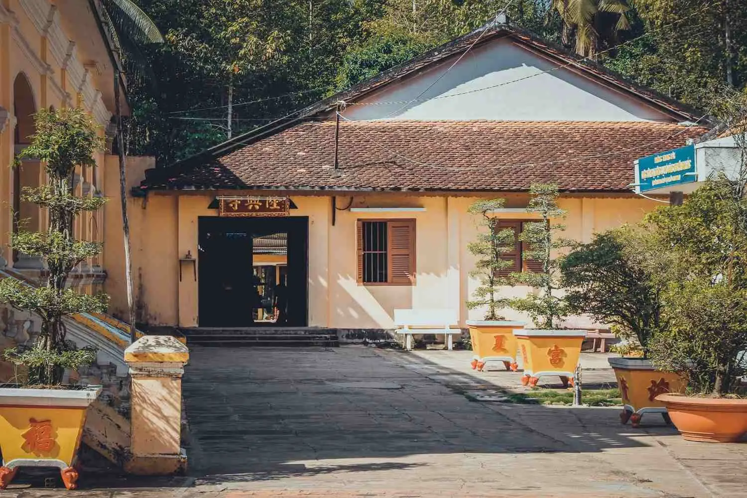Ch&ugrave;a Giồng Th&agrave;nh (Long Hưng Tự) mang kiến tr&uacute;c kết hợp 2 phong c&aacute;ch &Aacute; &Acirc;u 5