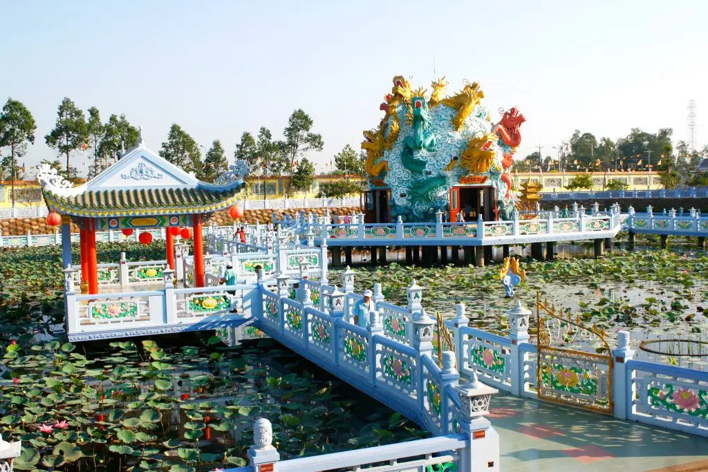 Ch&ugrave;a Huỳnh Đạo, m&atilde;n nh&atilde;n với hơn 50 bức tượng Phật bằng đ&aacute; 5