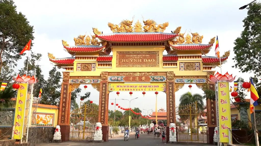 Ch&ugrave;a Huỳnh Đạo, m&atilde;n nh&atilde;n với hơn 50 bức tượng Phật bằng đ&aacute; 2