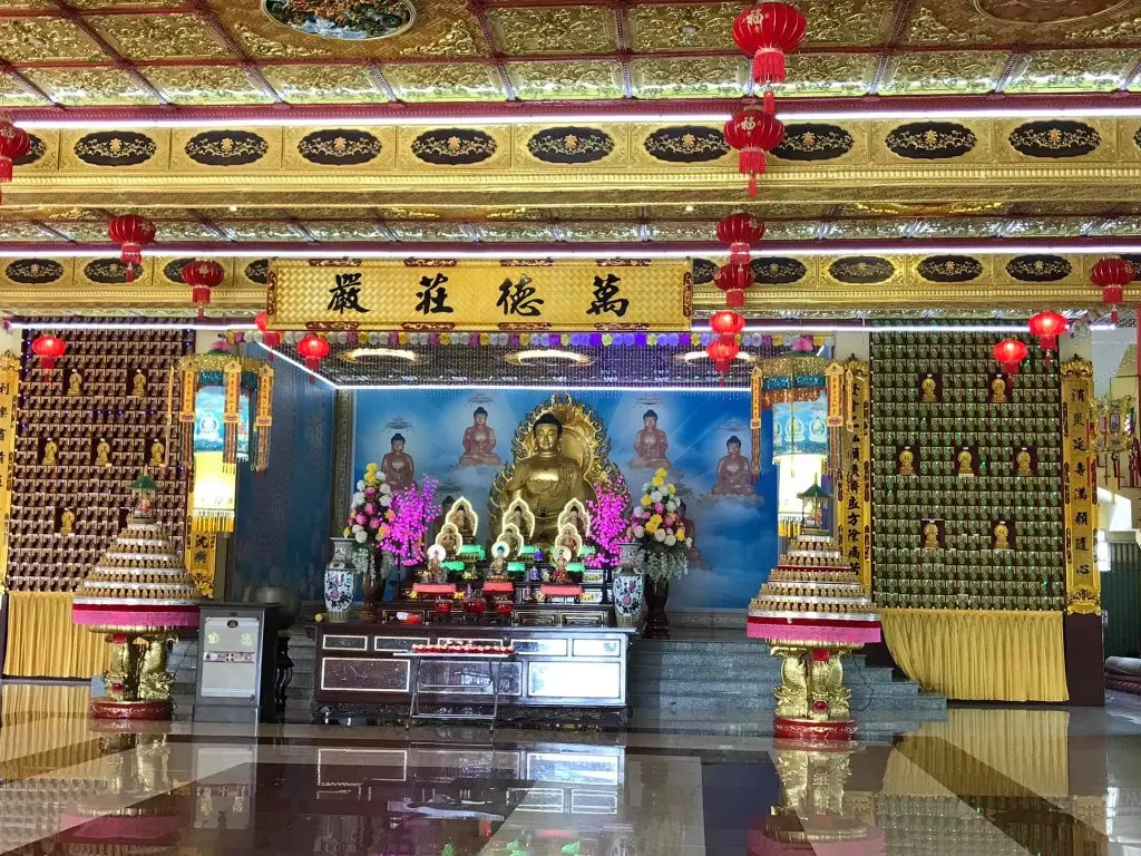 Ch&ugrave;a Huỳnh Đạo, m&atilde;n nh&atilde;n với hơn 50 bức tượng Phật bằng đ&aacute; 4