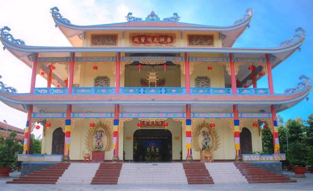 Ch&ugrave;a Huỳnh Đạo, m&atilde;n nh&atilde;n với hơn 50 bức tượng Phật bằng đ&aacute; 3