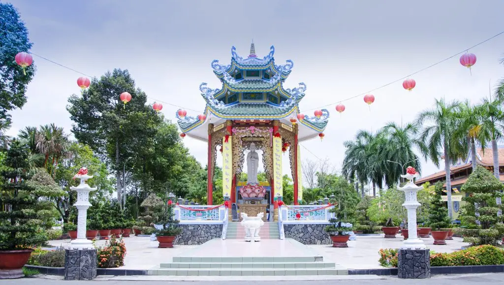 Ch&ugrave;a Huỳnh Đạo, m&atilde;n nh&atilde;n với hơn 50 bức tượng Phật bằng đ&aacute; 6