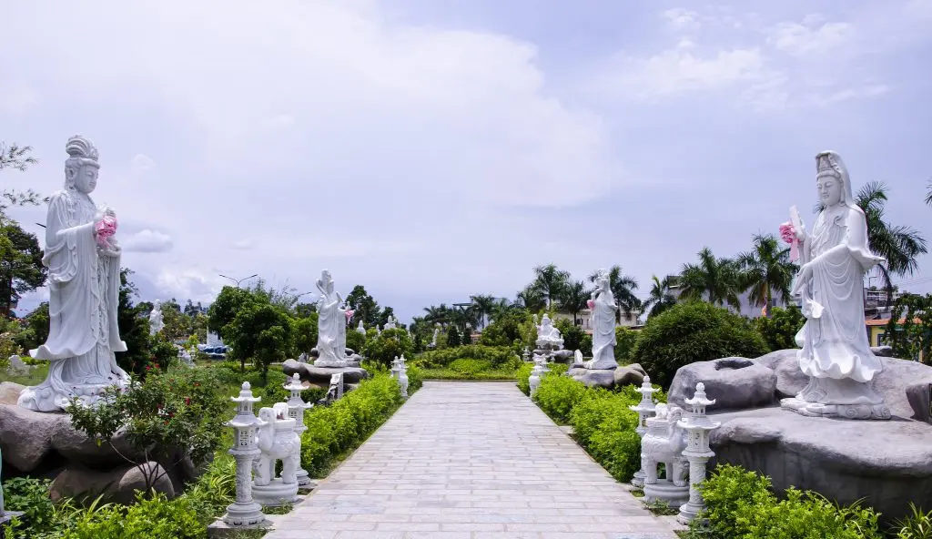 Ch&ugrave;a Huỳnh Đạo, m&atilde;n nh&atilde;n với hơn 50 bức tượng Phật bằng đ&aacute; 7