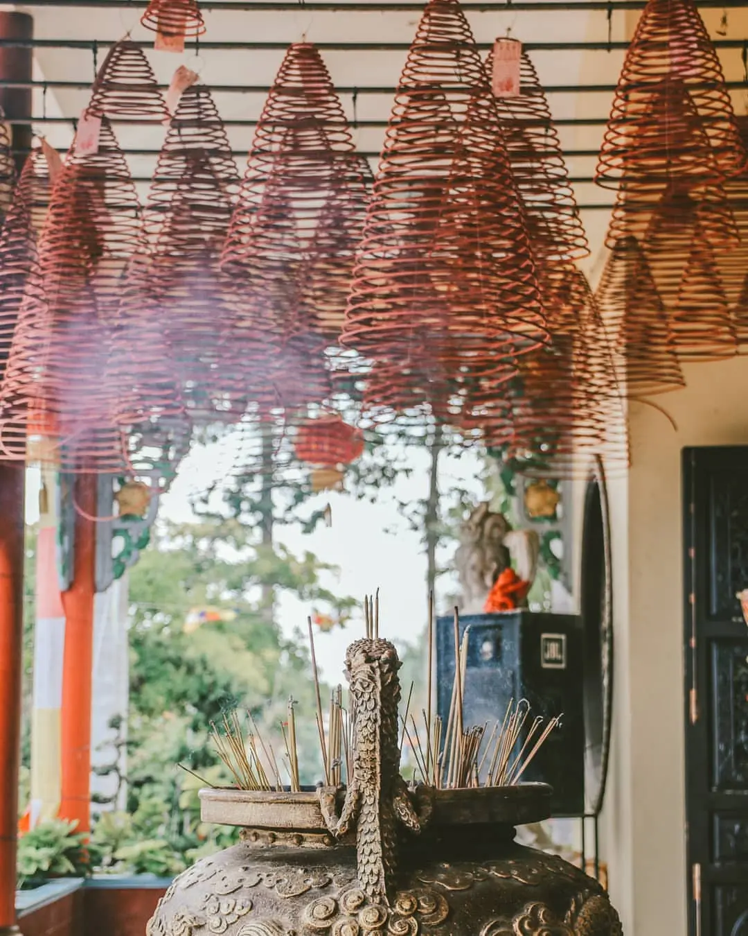 Ch&ugrave;a Huỳnh Đạo, m&atilde;n nh&atilde;n với hơn 50 bức tượng Phật bằng đ&aacute; 8