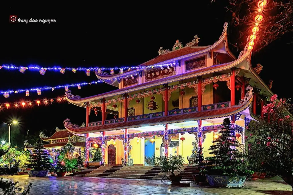 Ch&ugrave;a Huỳnh Đạo, m&atilde;n nh&atilde;n với hơn 50 bức tượng Phật bằng đ&aacute; 9