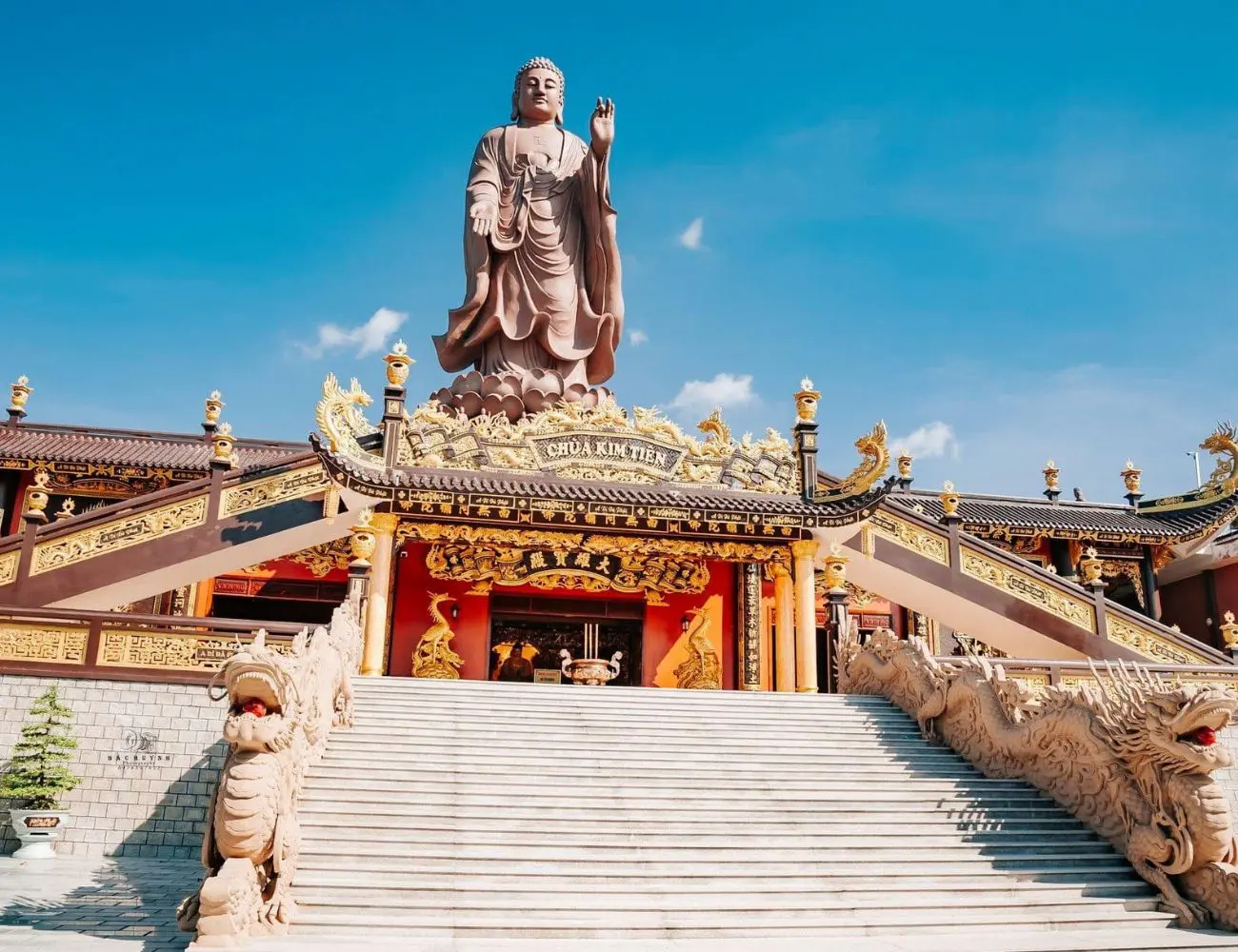 Ch&ugrave;a Kim Ti&ecirc;n mang vẻ đẹp nguy nga v&agrave; bề thế ở An Giang 4