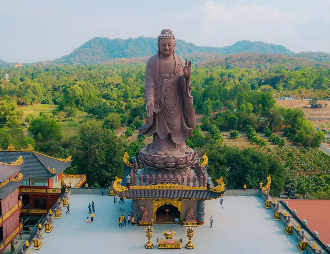 Ch&ugrave;a Kim Ti&ecirc;n mang vẻ đẹp nguy nga v&agrave; bề thế ở An Giang 3