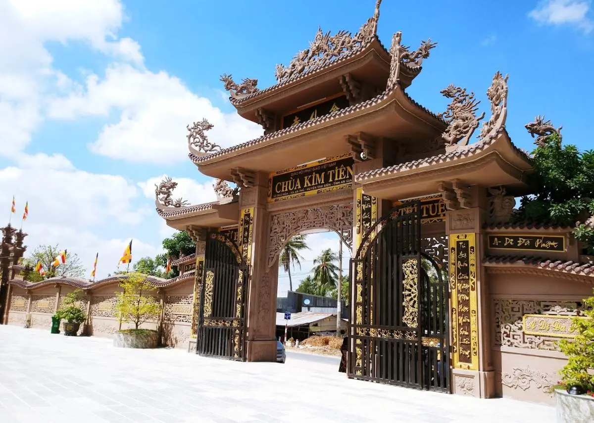 Ch&ugrave;a Kim Ti&ecirc;n mang vẻ đẹp nguy nga v&agrave; bề thế ở An Giang 2