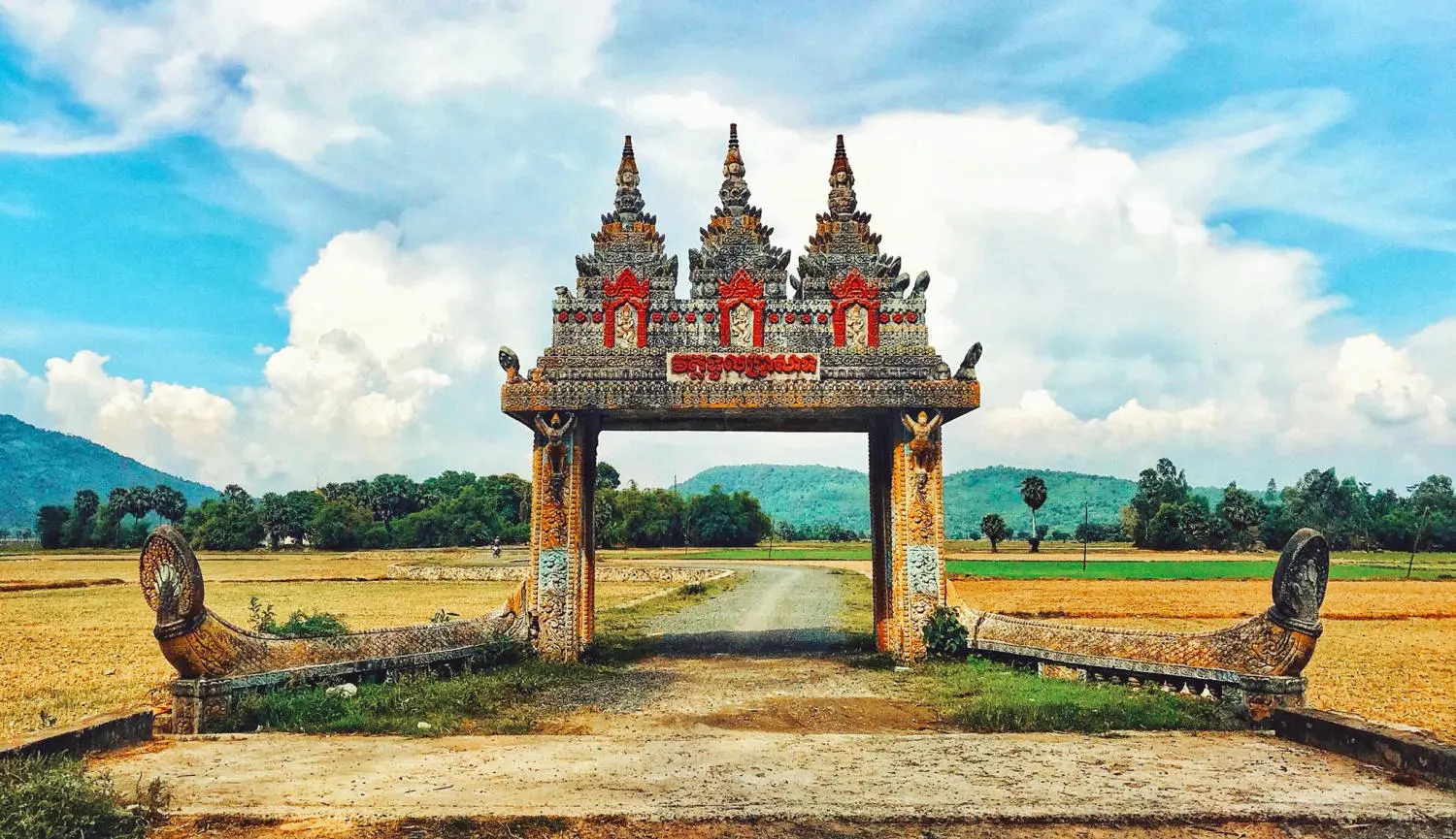 Ch&ugrave;a Tual Prasat (Cổng trời Khmer Koh Kas), c&aacute;nh cổng nhuốm m&agrave;u thời gian 2