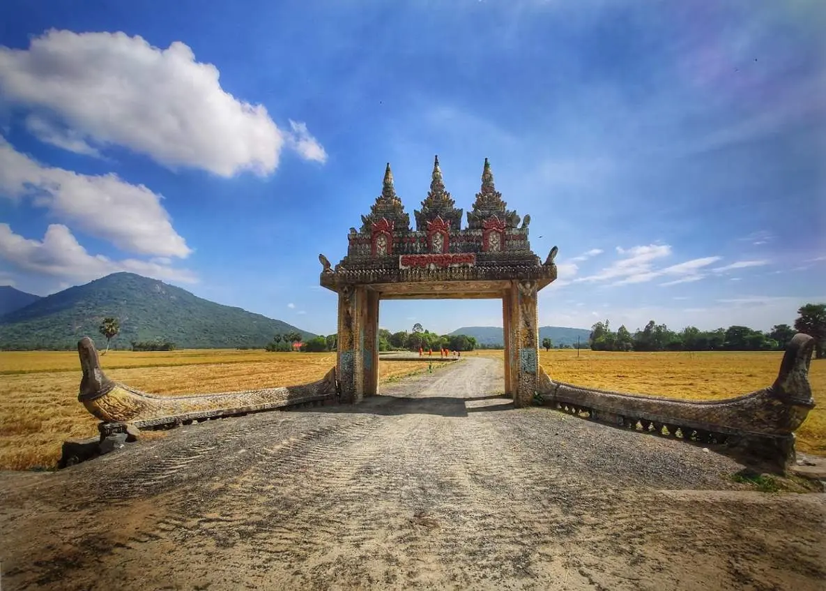 Ch&ugrave;a Tual Prasat (Cổng trời Khmer Koh Kas), c&aacute;nh cổng nhuốm m&agrave;u thời gian 7